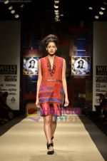Model walks the ramp for Niki Mahajan show on Wills Lifestyle India Fashion Week 2011-Day 4 in Delhi on 9th April 2011 (86).JPG